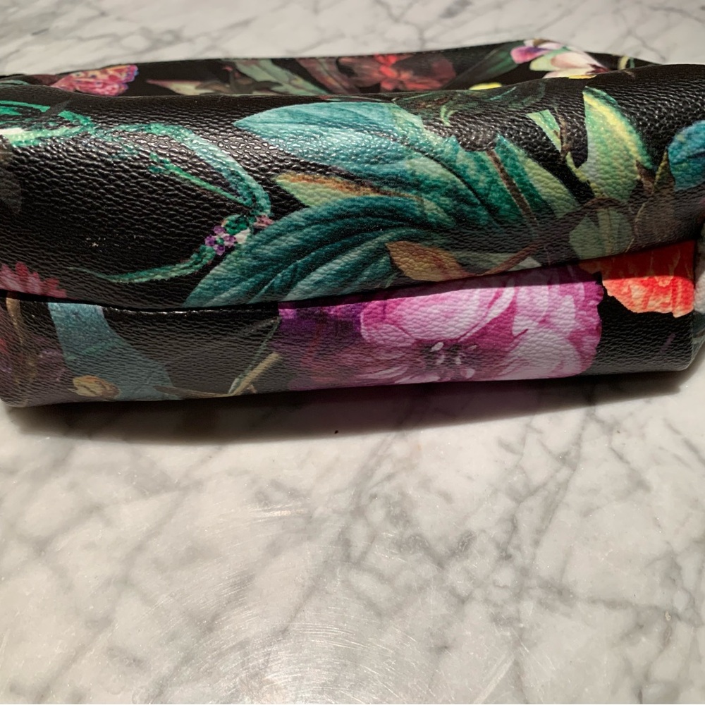 đź’•FLORAL ZIPPERED COSMETIC, JEWELRY BAGđź’•NWOT. EXCELLENT CONDITION!!NEVER USED!! - Picture 4 of 6